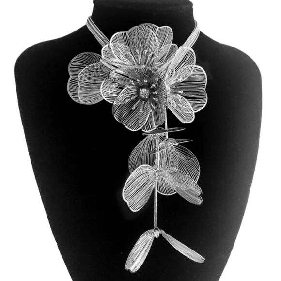New ZARA cascading flowers choker necklace in silver - Picture 1 of 12